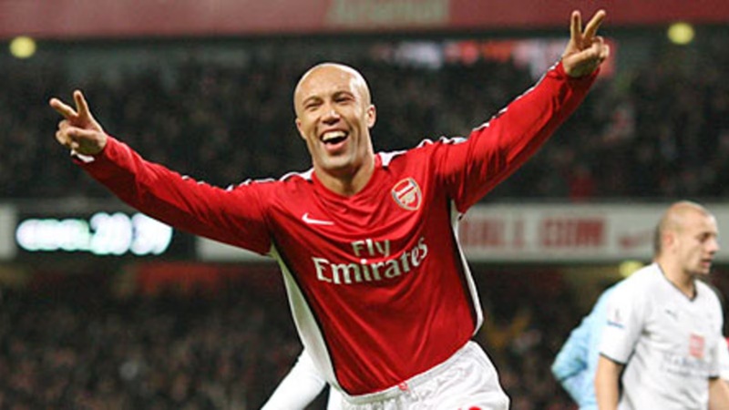 Former defender Mikael Silvestre praises Per Mertesacker's work in Arsenal's academy (video)