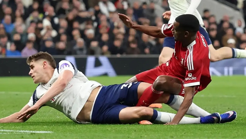 Spurs manager Thomas Frank disagrees with Liverpool's Arne Slott over Micky van de Ven's tackle on Alexander Isak (video)