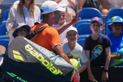 7th seed Felix Auger-Aliassime returns vs. Nuno Borges