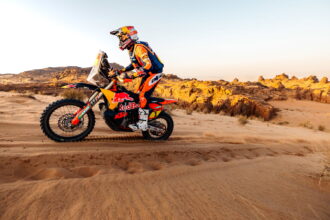 After the marathon, Daniel Saunders returns to the lead in the 2026 Dakar Rally