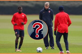 Emmanuel Eboue in Arsenal training in 2009