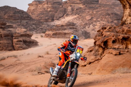 Daniel Saunders maintains lead in 2026 Dakar, Honda advances to Stage 3