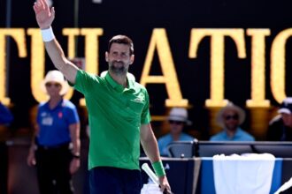 Djokovic easily advances to the third round of the Australian Open