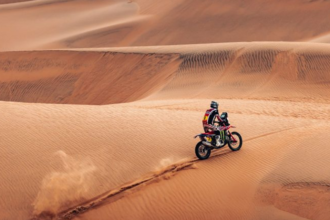 Leading change at 2026 Dakar Rally, winner stops to help rival