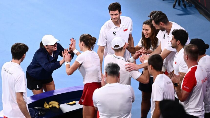 Poland defeats USA in doubles final to advance to United Cup final