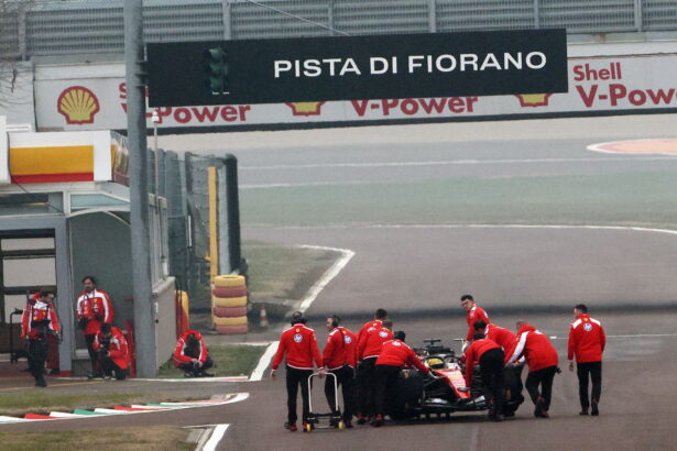 What caused Lewis Hamilton to suddenly stop on track during shakedown of his Ferrari SF-26?