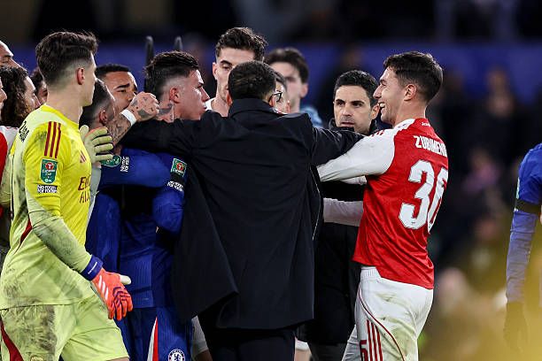 Head Coaches Liam Rosenior of Chelsea and Mikel Arteta of Arsenal were forced to step in and part Enzo Fernández of Chelsea and Martín Zubimendi of Arsenal as they clashed at the end of Arsenal