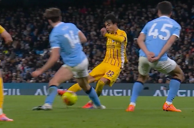 Brighton winger Kaoru Mitoma scores to deny Manchester City victory (video)