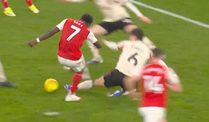 Liverpool defender Milos Kerkes shows off a great defensive performance to deny Arsenal star Bukayo Saka (video)