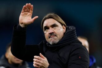 Leeds consider sacking manager Farke ahead of battle with Crystal Palace for new manager