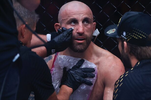 Alexander Volkanovski consults with his team in between rounds at UFC 325