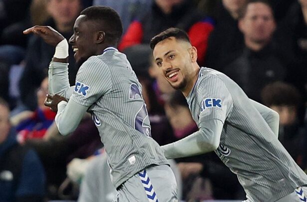 Everton midfielder Idrissa Gana Guay is happy to play alongside Dwight McNeil after failed move to Crystal Palace (video)