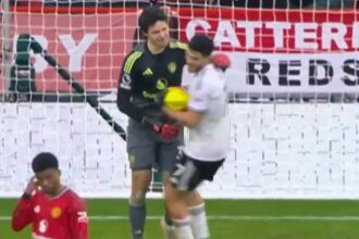 Manchester United goalkeeper Senne Lamence congratulates Fulham striker Raul Jimenez's brilliant penalty (video)