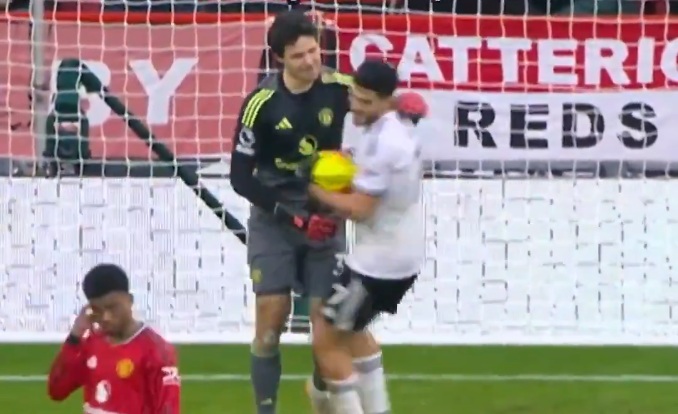 Manchester United goalkeeper Senne Lamence congratulates Fulham striker Raul Jimenez's brilliant penalty (video)