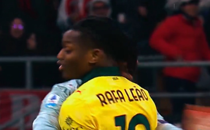 Rafael Leao rescues AC Milan from shock home defeat to Como (video)