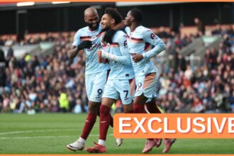 Kevin Schade celebrates with his Brentford teammates
