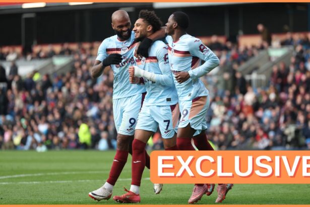 Kevin Schade celebrates with his Brentford teammates