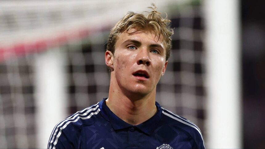 Manchester United enter summer contract talks with 'incredible' CF