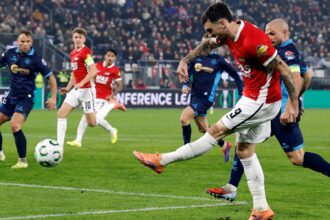 West Ham fear Leeds hijacking as race to sign Troy Parrott begins