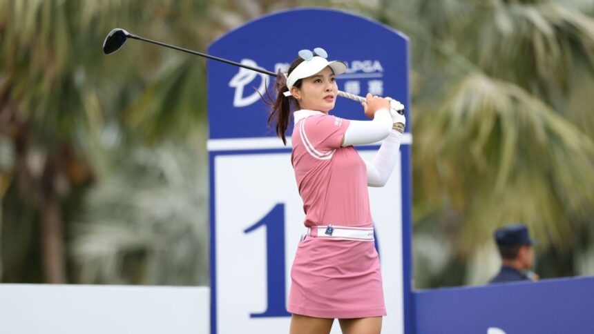 Zhang Weiwei shoots 66 to share lead in China LPGA tournament