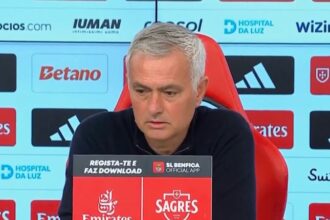 Benfica manager Jose Mourinho upset at being labeled a 'traitor' by Porto staff (video)