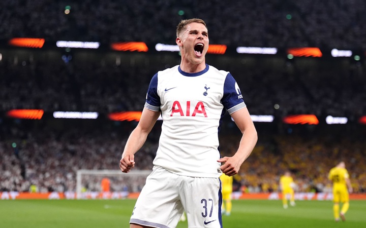 Micky van de Ven denies the idea Spurs players don't care about Premier League survival (video)