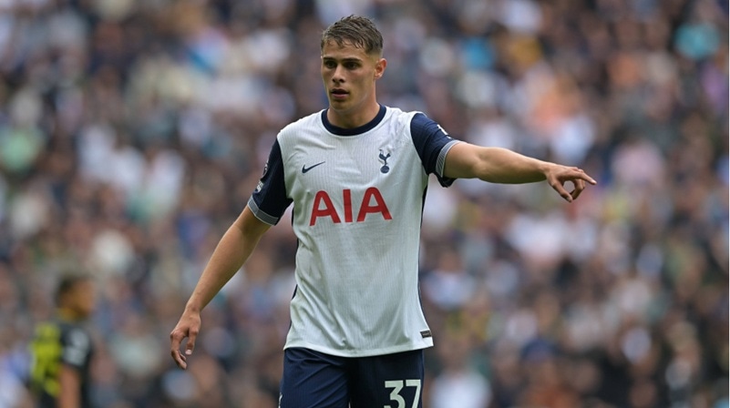 Barcelona intensify pursuit of Van de Ven