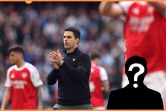 Mikel Arteta and Arsenal players applaud the fans after the defeat to Manchester City