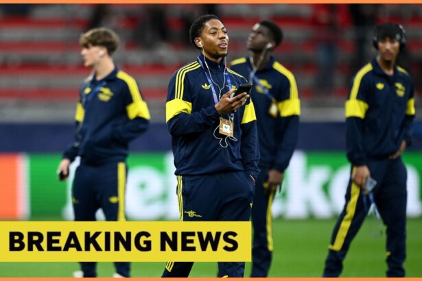 Myles Lewis-Skelly with his Arsenal teammates pre-match