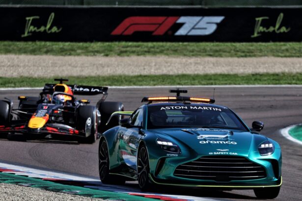Verstappen follows the F1 Safety Car