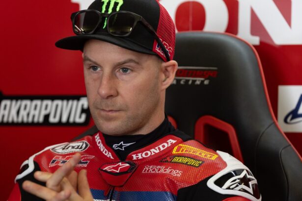 Jonathan Rea, 2026 Portuguese WorldSBK, pit box. Credit: Gold and Goose.