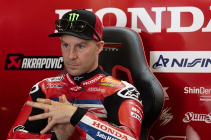 Jonathan Rea, 2026 Portuguese WorldSBK, pit box. Credit: Gold and Goose.