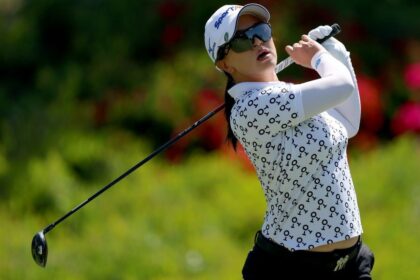 Kim Sei-young breaks all but two of her 8-stroke lead in Los Angeles