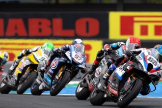 MacKenzie chases Oliveira, 2026 Dutch WorldSBK round at Assen.
