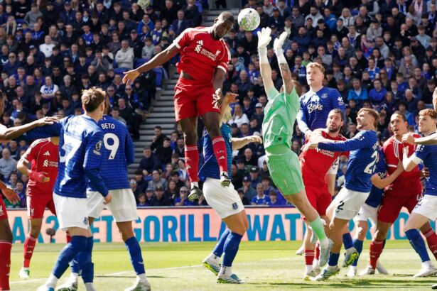 Moyes must offload Everton star, who has made just 15 passes.