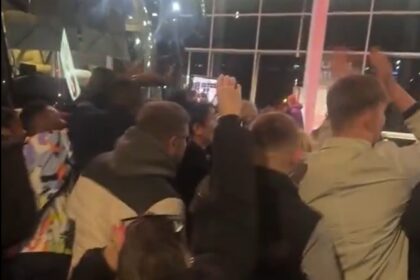 Arsenal fans show support for Mikel Arteta ahead of game against Sporting Lisbon (video)