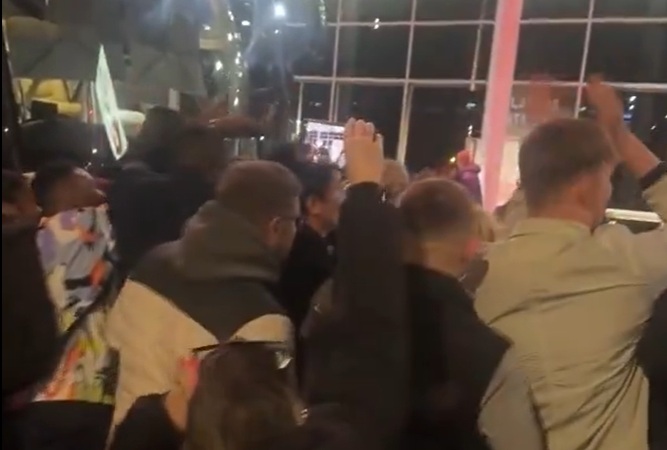 Arsenal fans show support for Mikel Arteta ahead of game against Sporting Lisbon (video)