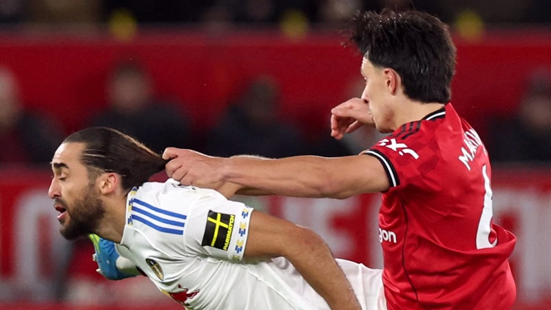 “We are disappointed and we didn’t agree with it” – Manchester United manager Michael Carrick on Lisandro Martinez’s red card against Leeds (video)