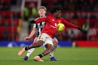 Patrick Dorgu of Manchester United controls the ball