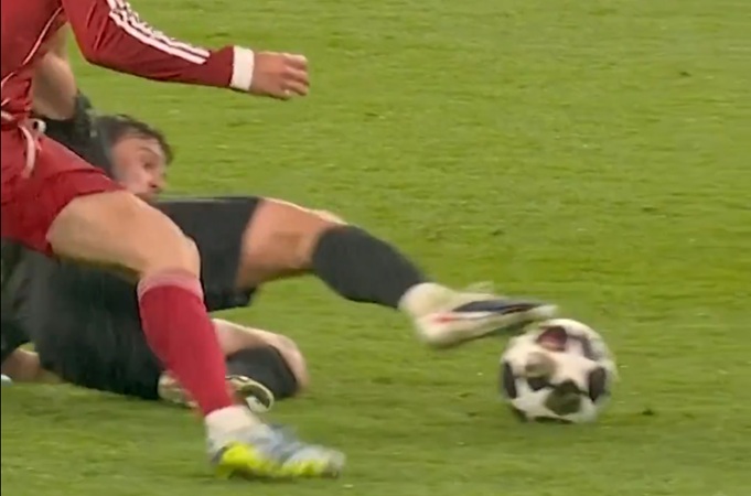 PSG midfielder Joao Neves shows great ball control to deflect Liverpool's pressure (video)