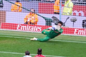Manchester City goalkeeper James Trafford reads Mohamed Salah's penalty shot (video)