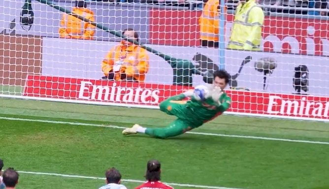 Manchester City goalkeeper James Trafford reads Mohamed Salah's penalty shot (video)