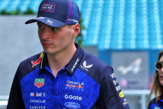 Verstappen continues to weigh up his F1 future