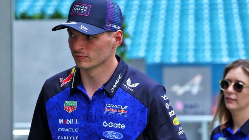 Verstappen continues to weigh up his F1 future